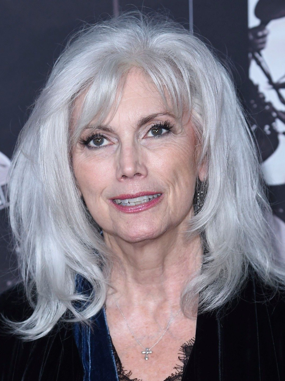 How tall is Emmylou Harris?